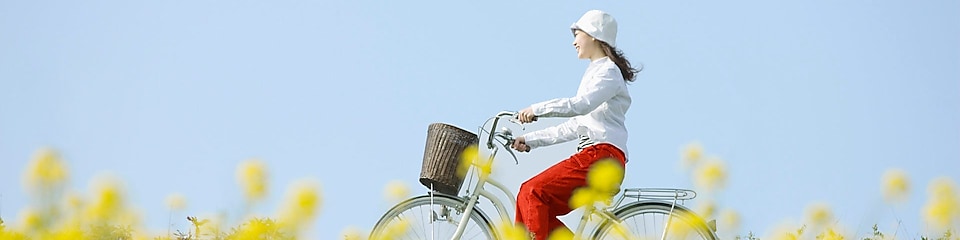 Genç bir kadın yazlık bir mesire alanında bisiklet sürüyor