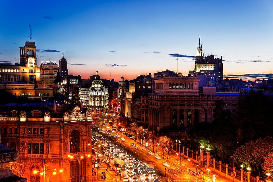 Madrid şehri sokakları ve sokak lambaları