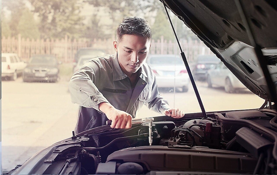 Tamirci bir otomobili tamir ederken