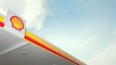 Bir akaryakıt istasyonunda Shell logosu