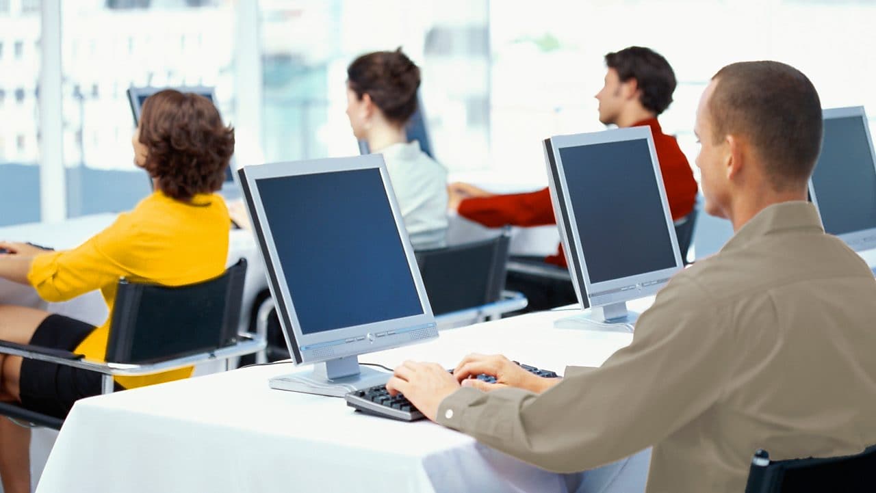 Ofiste bilgisayar kullanan çalışanlar