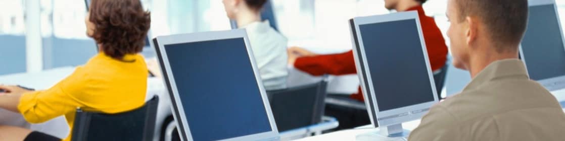 Ofiste bilgisayar kullanan çalışanlar