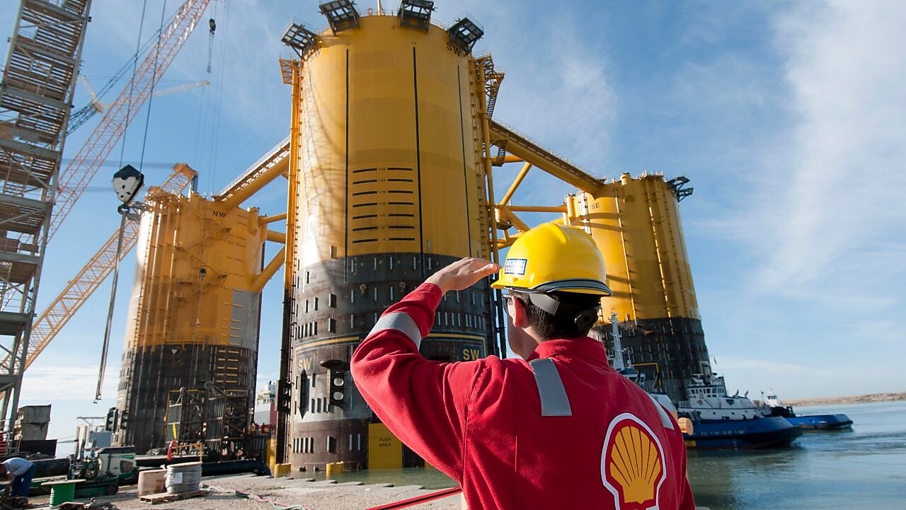 İnşaat halindeki platformdan bakan mühendis