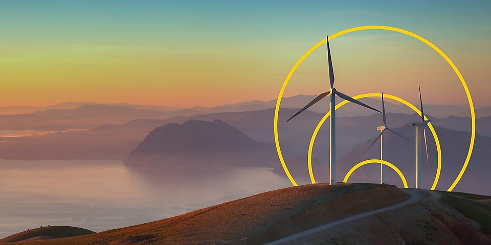 Bir tepedeki üç rüzgâr türbininin fotoğrafı üzerinde Net sıfır emisyona ulaşma simgesi