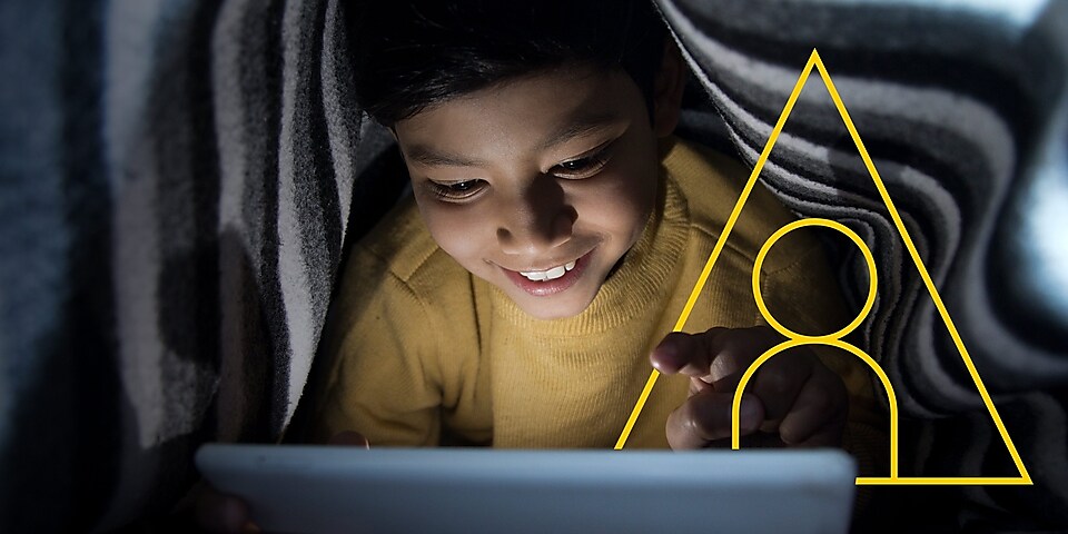 Hayata enerji katma grafiğinin ana hatlarını içeren bir tablete bakan genç çocuğun fotoğrafı