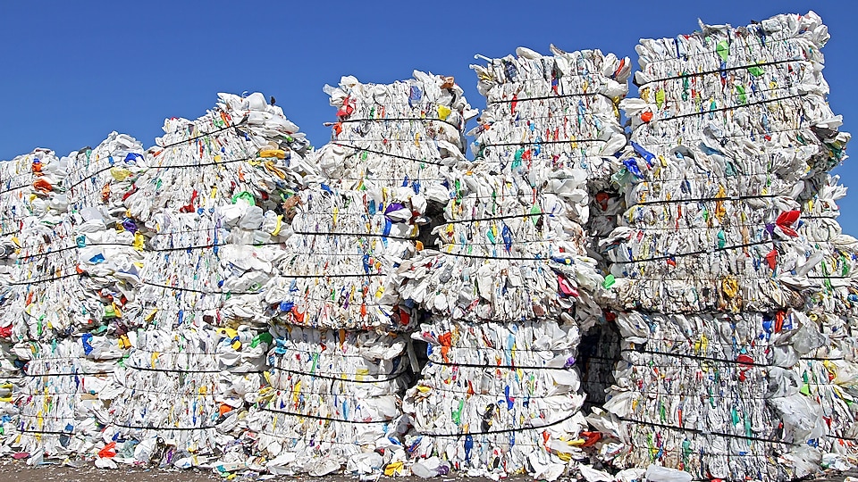 Bir atık tesisindeki plastik poşet yığınları