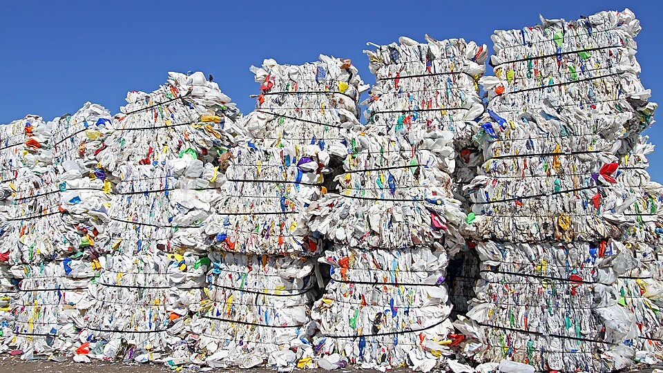 Bir atık tesisindeki plastik poşet yığınları