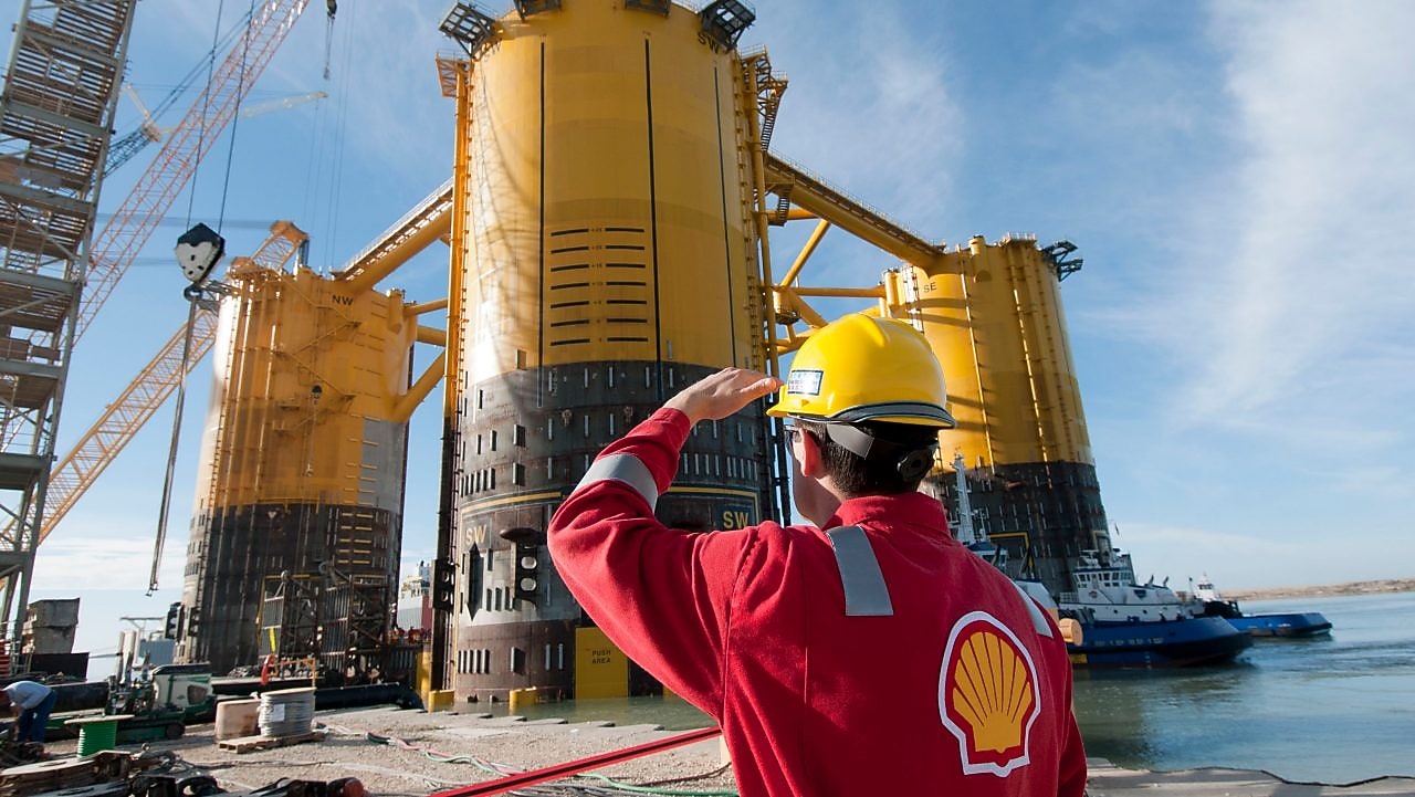 İnşaat halindeki platformdan bakan mühendis