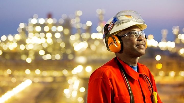 GTL fabrikasında bir çalışan