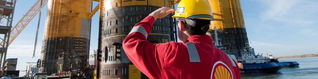  İnşaat halindeki platformdan bakan mühendis