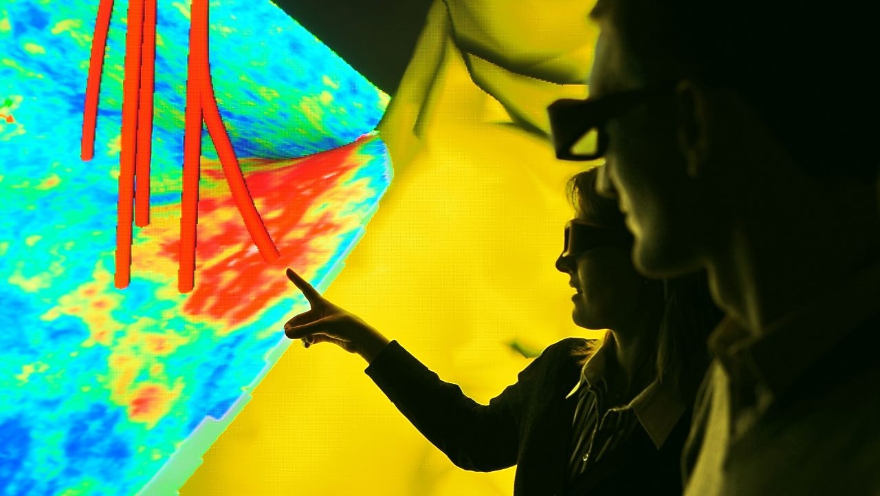 Farklı yüzey altı verilerinin nasıl entegre edilebileceğini belirten kuyu yollarını gösteren sismik görsel 