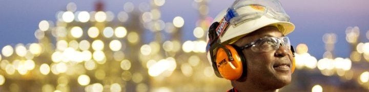 GTL fabrikasında bir çalışan