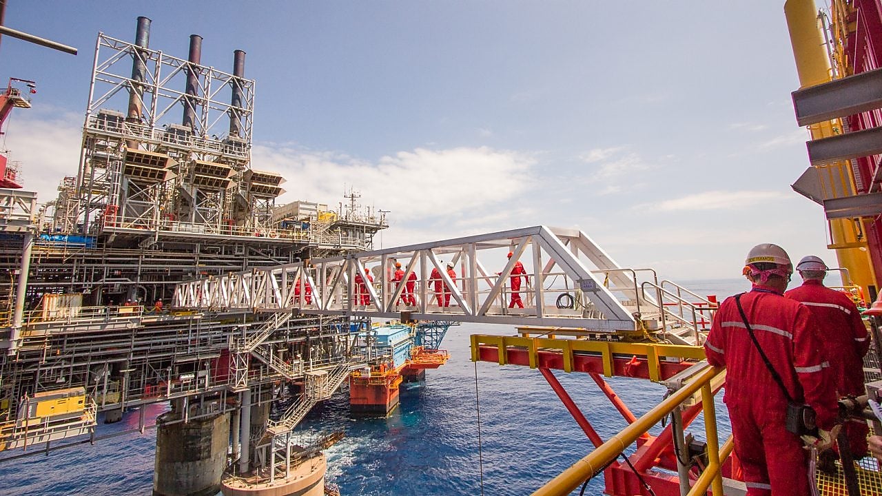 İşçiler, mevcut Malampaya derin deniz projesi üzerine inşa edilen yeni platformdan karşıya geçiyorlar