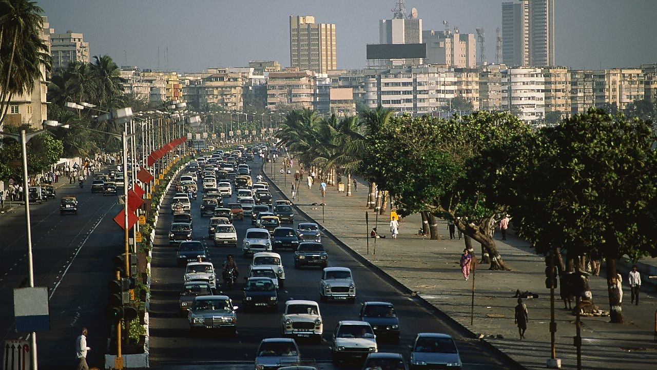 Hindistan, Bombay, Marine Drive'da trafik sıkışıklığı