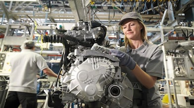 Otomotiv parçalarının üretim hattı, Shell’in otomotiv ekipman üreticileri için yağlama çözümlerini göstermektedir