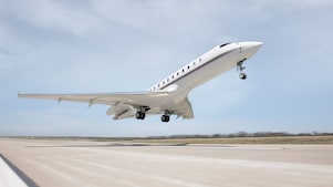 Havaalanında pistten havalanan jet uçak