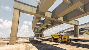 inşaat halindeki üst geçidin altındaki bir kepçe