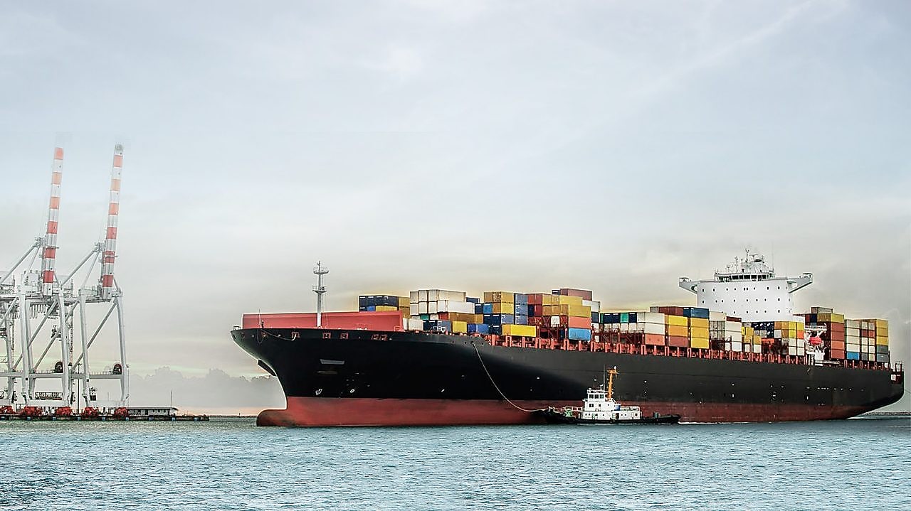 konteyner yüklü büyük tanker gemisi denizde