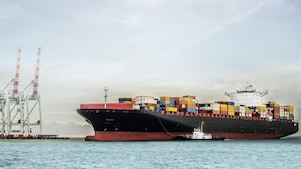 konteyner yüklü büyük tanker gemisi denizde