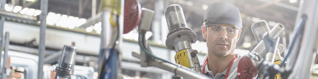 Shell madeni yağları ile çalışan teknisyen