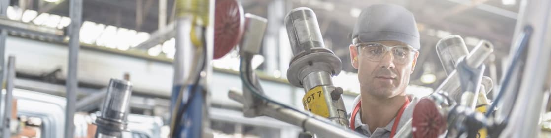 Shell madeni yağları ile çalışan teknisyen