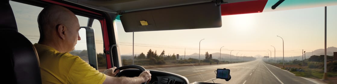 boş yolda giden kamyon sürücüsü