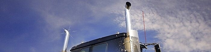 Egzoz boruları görünen kamyonun tavanı ve üstü