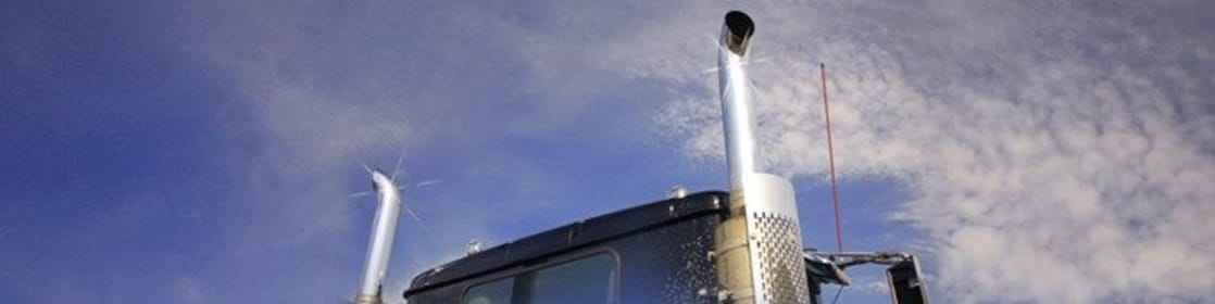 Egzoz boruları görünen kamyonun tavanı ve üstü