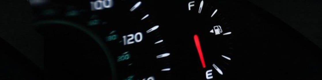 Düşük yakıt seviyesi gösteren otomobil gösterge paneli
