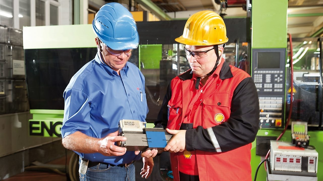 işyerinde sohbet eden çalışanlar