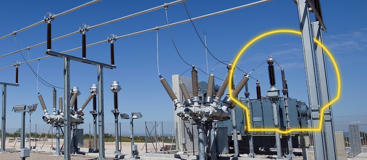 Arkasında güneş doğan bir transformatörün fotoğrafı.