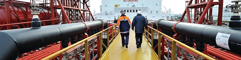 Tanker boyunca yürüyen Shell çalışanı