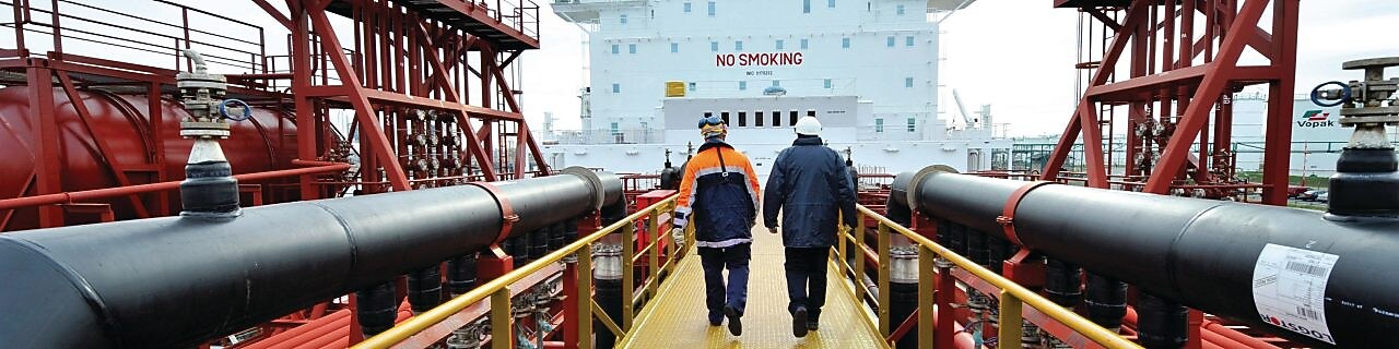 Tanker boyunca yürüyen Shell çalışanı