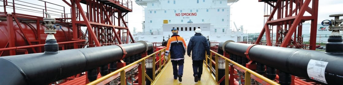 Tanker boyunca yürüyen Shell çalışanı