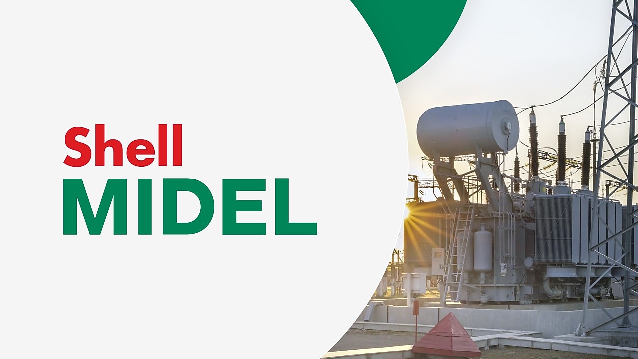Gün batımında bir transformatör. Sol tarafta, açık gri bir arka plan üzerinde "Shell MIDEL" kelimeleri görünüyor.
