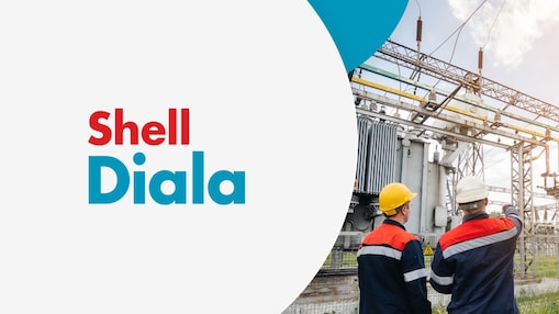 İki işçi güvenlik ekipmanlarıyla açık havada elektrikli ekipmanları inceliyor. Sol tarafta, açık gri bir arka plan üzerinde "Shell Diala" kelimeleri görünüyor.