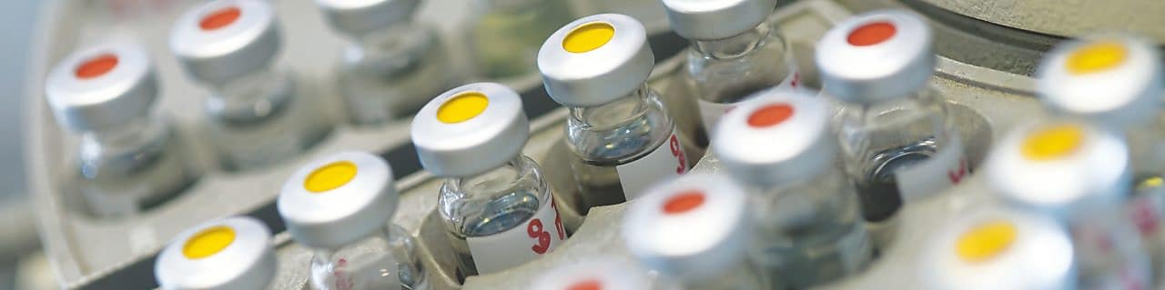 Bir kap içinde bazılarının kapakları kırmızı noktalı, bazılarının kapakları sarı noktalı ilaç şişeleri