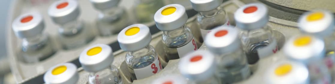 Bir kap içinde bazılarının kapakları kırmızı noktalı, bazılarının kapakları sarı noktalı ilaç şişeleri