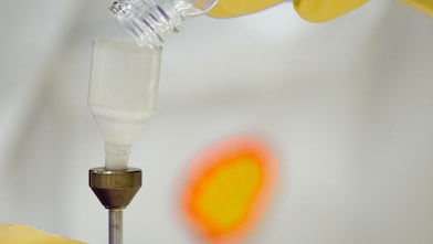 Laboratuvarda bir Shell bilim insanı plastik huniye sıvı boşaltıyor