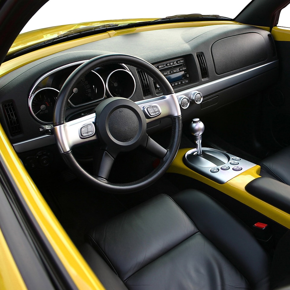 Bir Chevrolet SSR'nin içi, gösterge tablosu, koltuk ve direksiyon simidi gösteriliyor