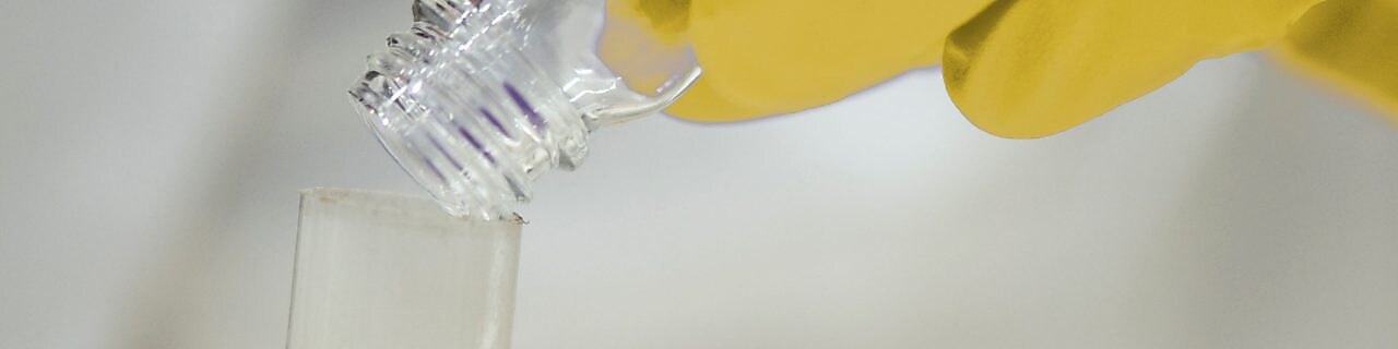 Laboratuvarda bir Shell bilim insanı plastik huniye sıvı boşaltıyor