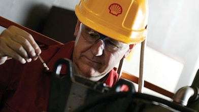 baretli Shell çalışanı