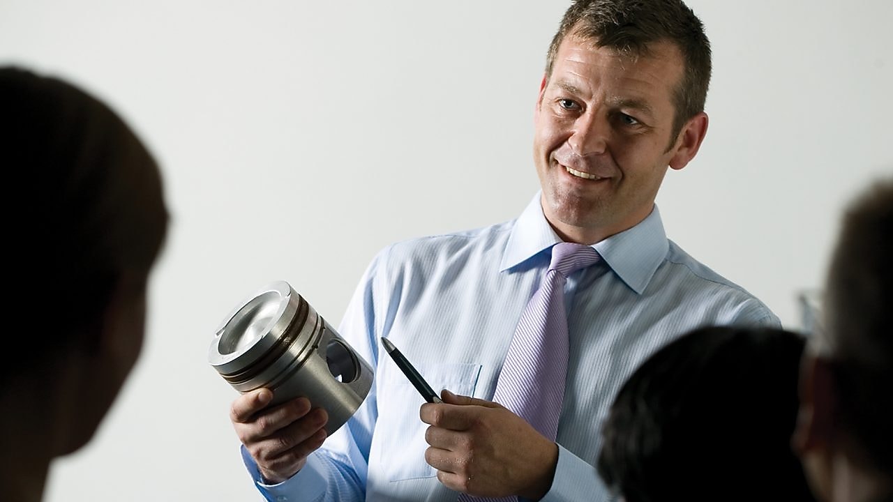 toplantıda sunum yapan çalışan