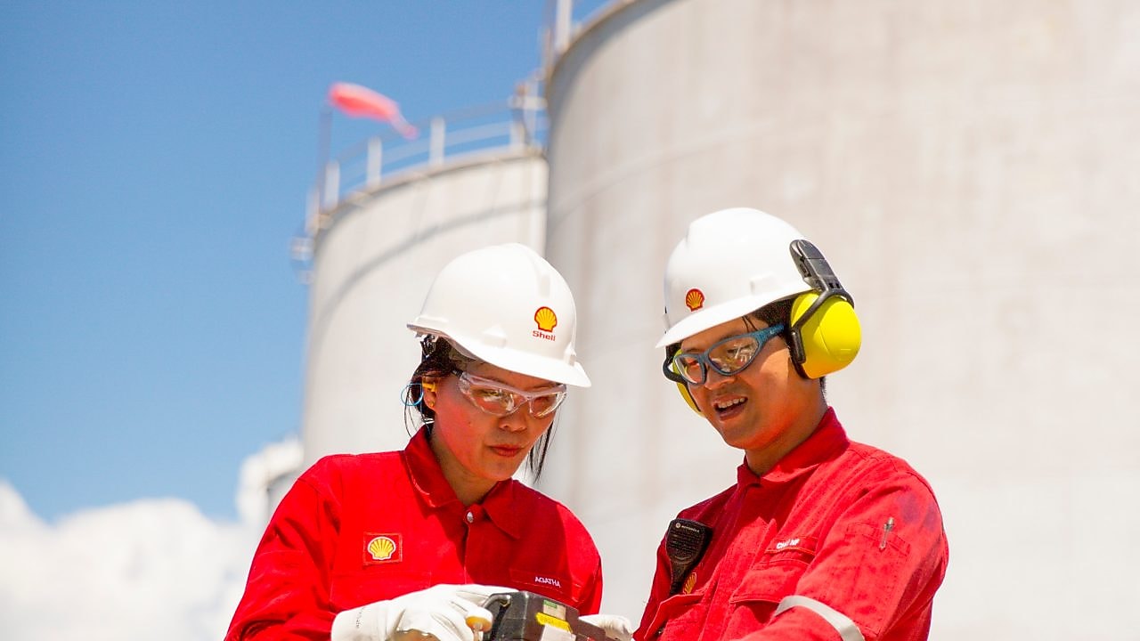 işyerinde baretli işçi