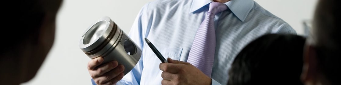 toplantıda sunum yapan çalışan