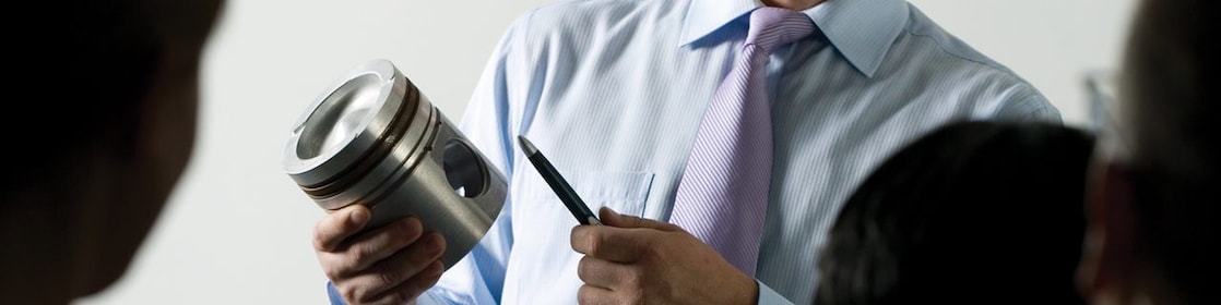 toplantıda sunum yapan çalışan