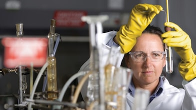 Laboratuvar deneyi yapan koruyucu gözlüklü bayan