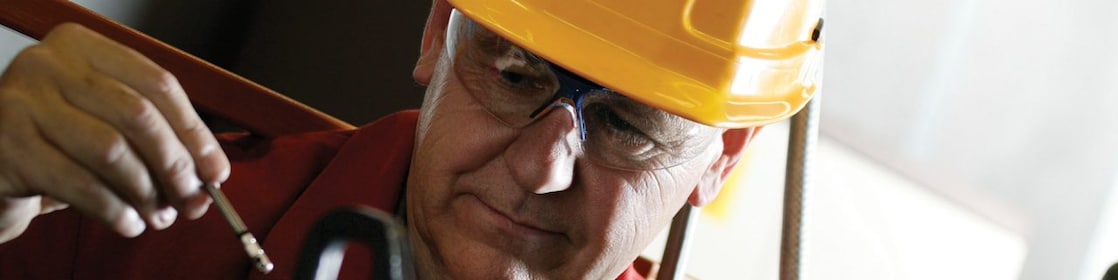 baretli Shell çalışanı