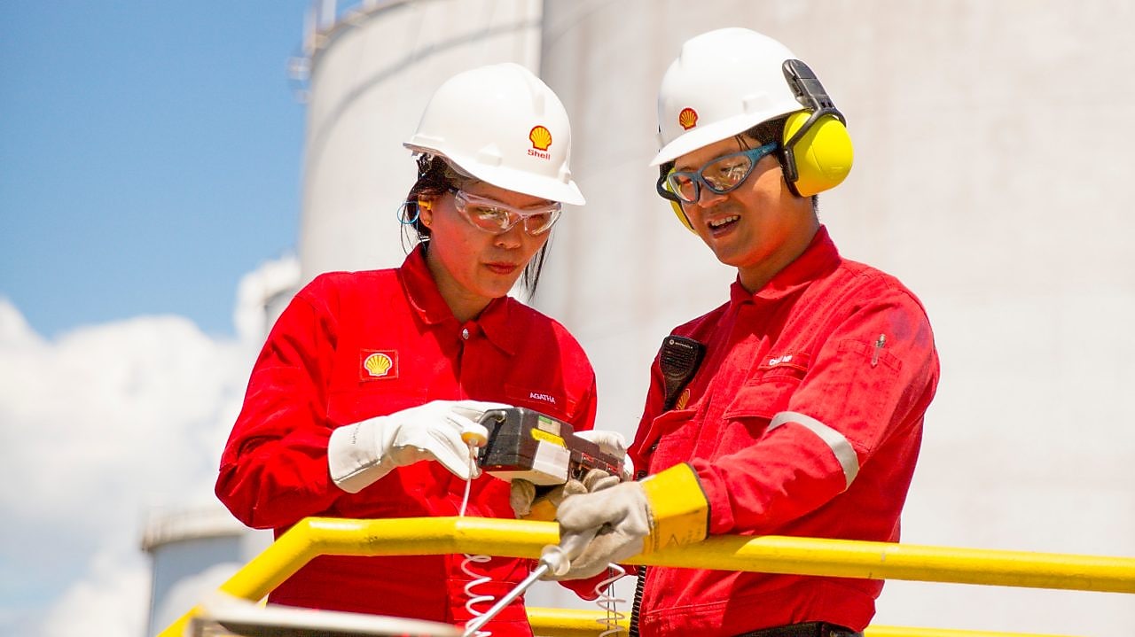 işyerinde baretli işçi