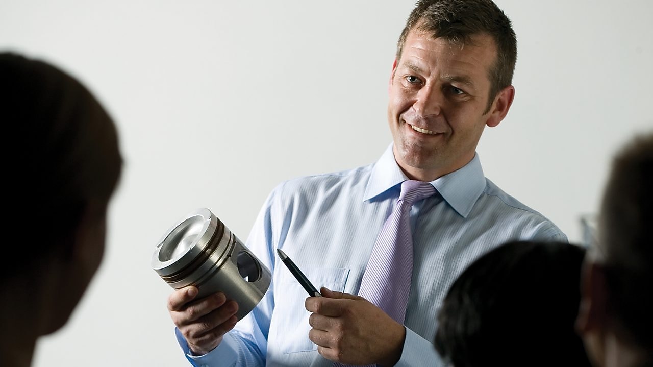 toplantıda sunum yapan çalışan